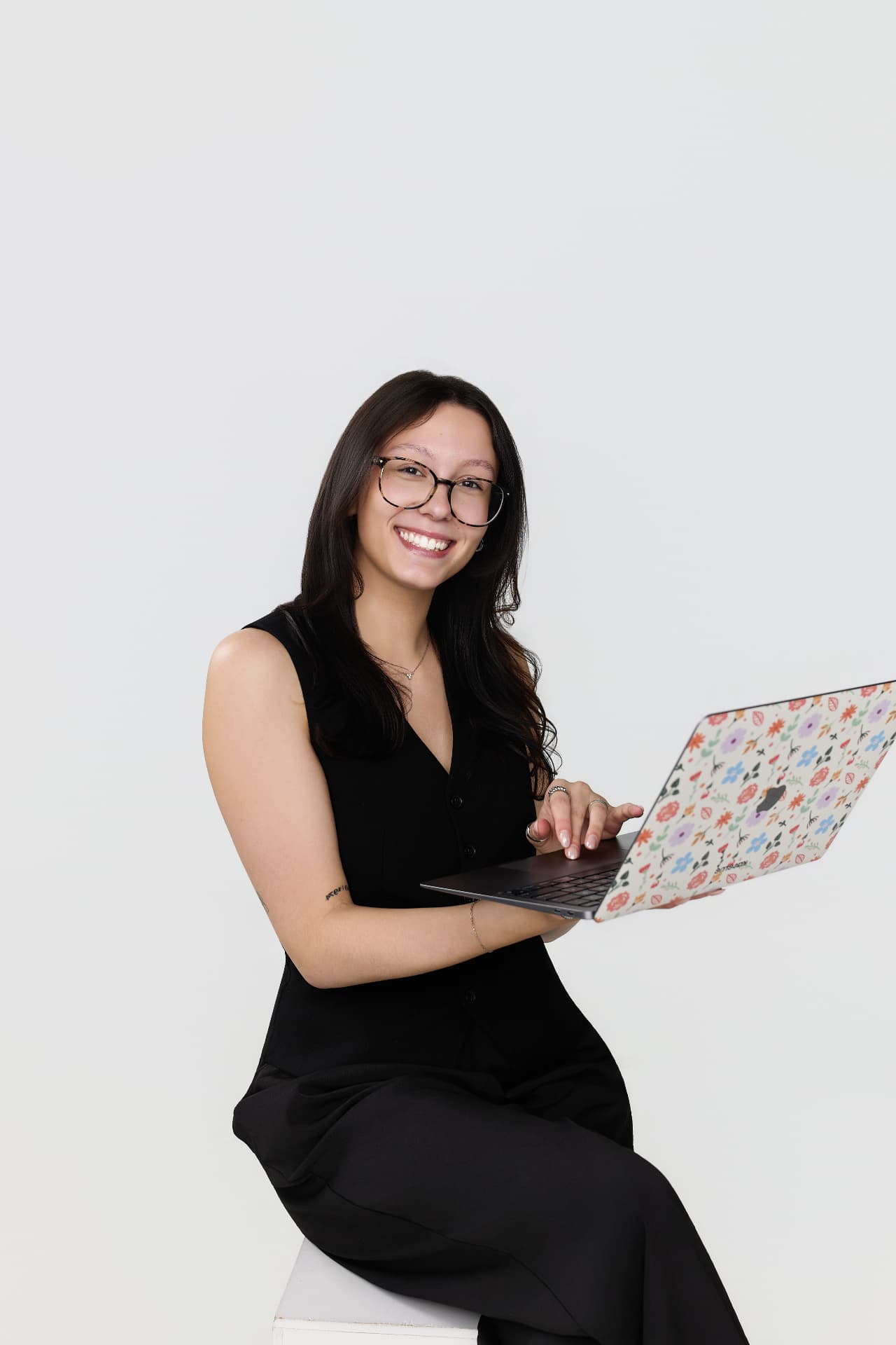 Maxime Joyal, créatrice de contenu, avec son ordinateur portable